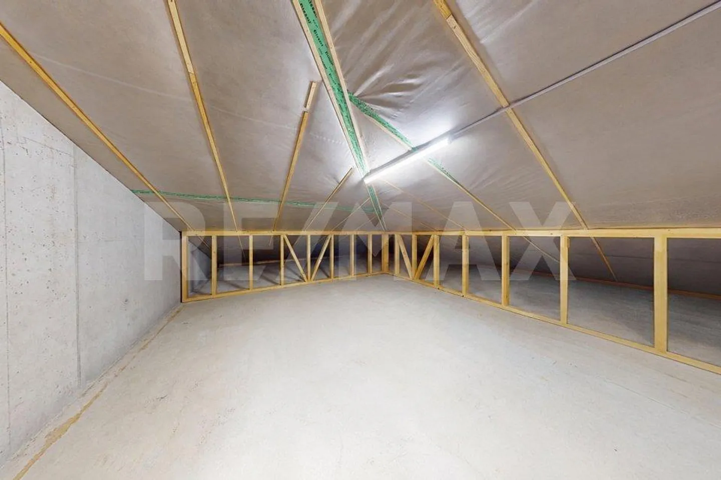 Living with a View: Spacious 4.5-Room Apartment with Expansion Potential - Photo 11 of 13