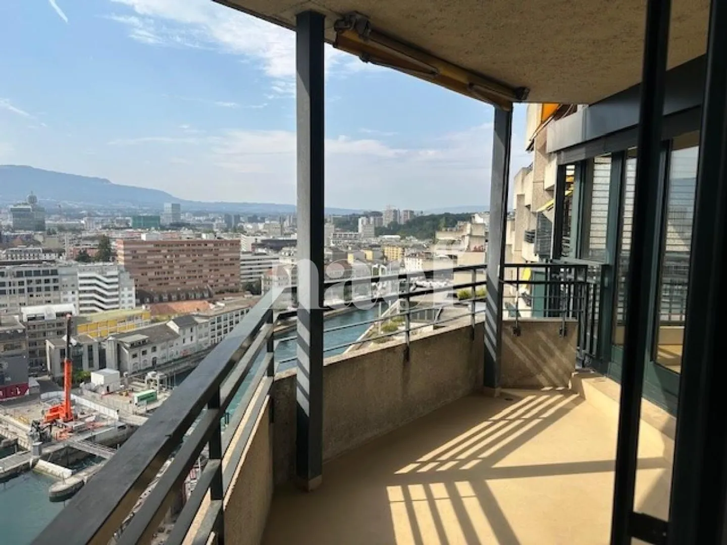 Appartement rénové avec balcon - Photo 3 sur 13