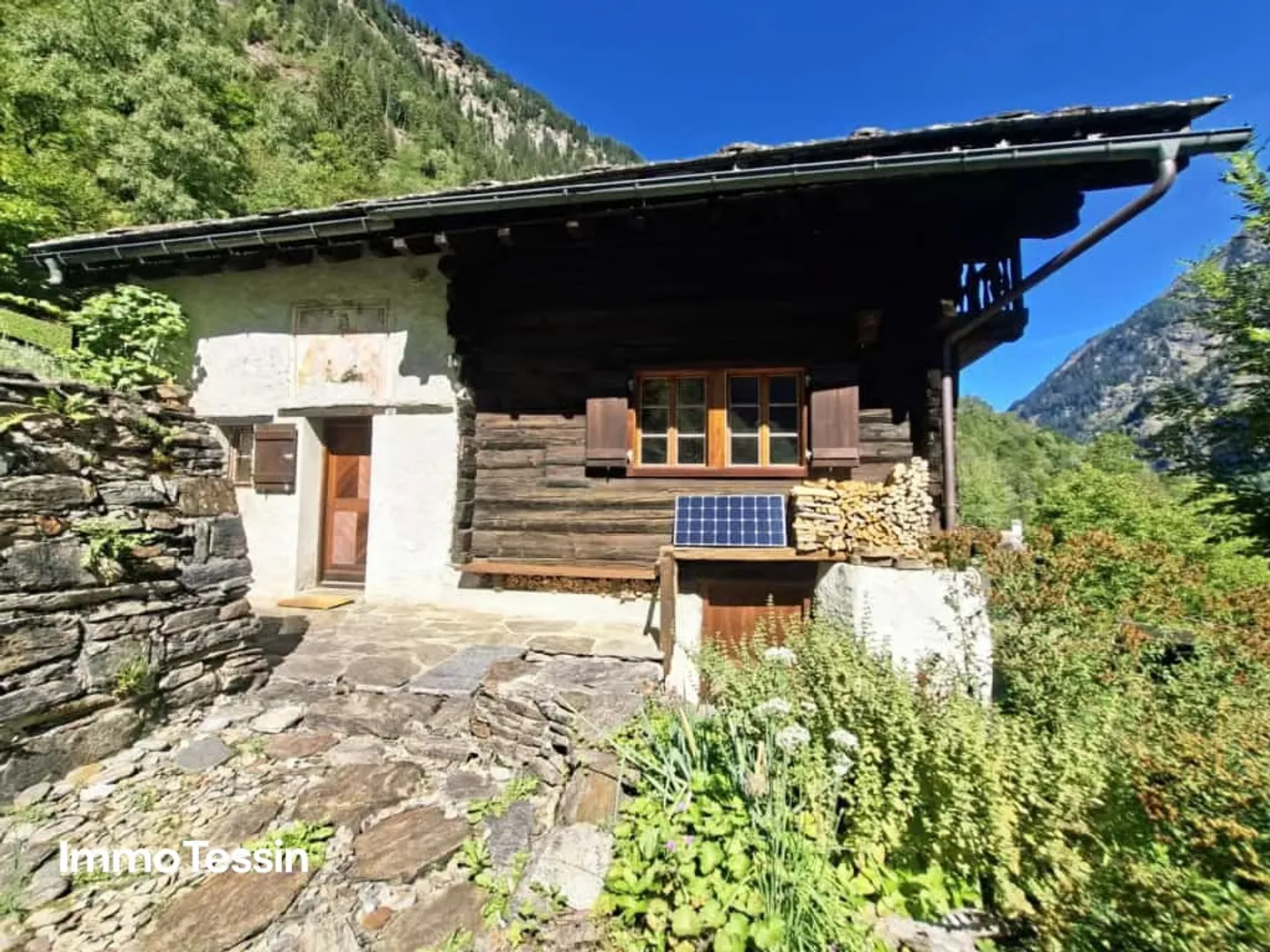 Un vero paradiso alpino: Rustico autentico e ristrutturato & un atelier indipendente e 3 appezzamenti pieni di libertà su 11000 m2 di terreno - Foto 2 di 13