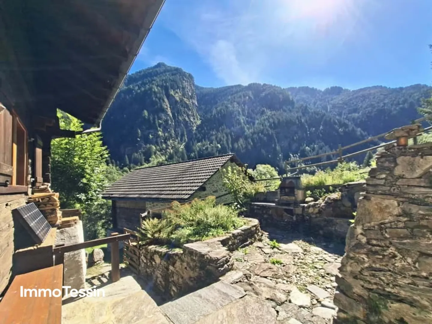 Un vero paradiso alpino: Rustico autentico e ristrutturato & un atelier indipendente e 3 appezzamenti pieni di libertà su 11000 m2 di terreno - Foto 3 di 13