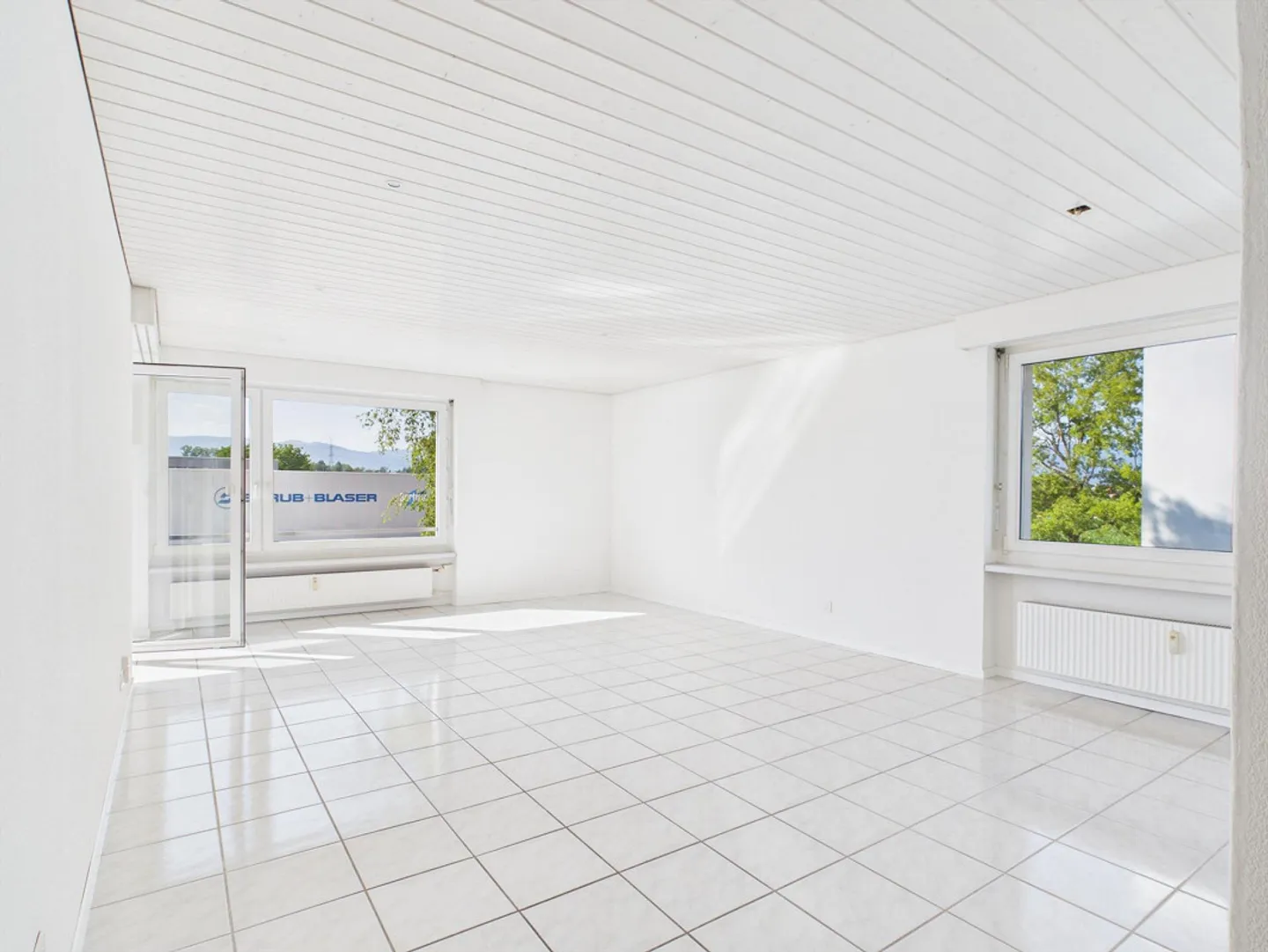 Family-friendly 4.5-room apartment with balcony and garage - Photo 1 of 8