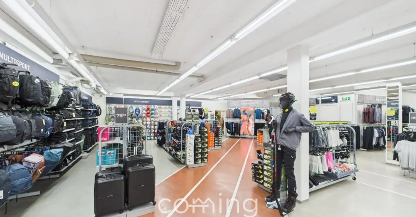 Ben visibile e senza barriere - 340 m² di spazio commerciale al piano terra di Visp - Foto 7 di 12