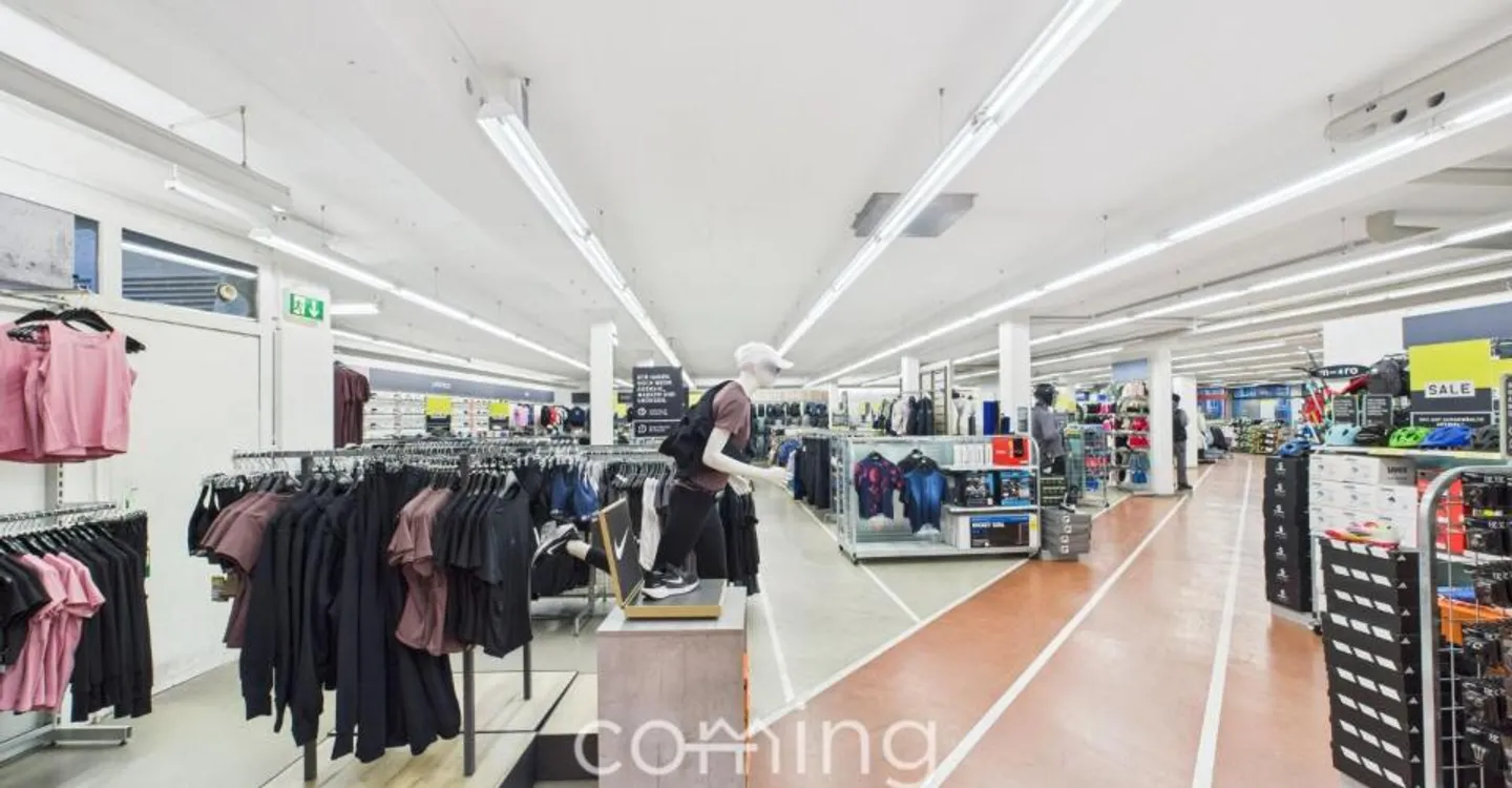 Ben visibile e senza barriere - 340 m² di spazio commerciale al piano terra di Visp - Foto 8 di 12