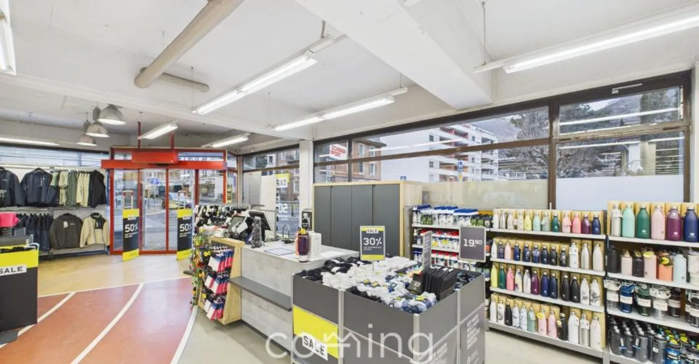 Ben visibile e senza barriere - 340 m² di spazio commerciale al piano terra di Visp - Foto 10 di 12