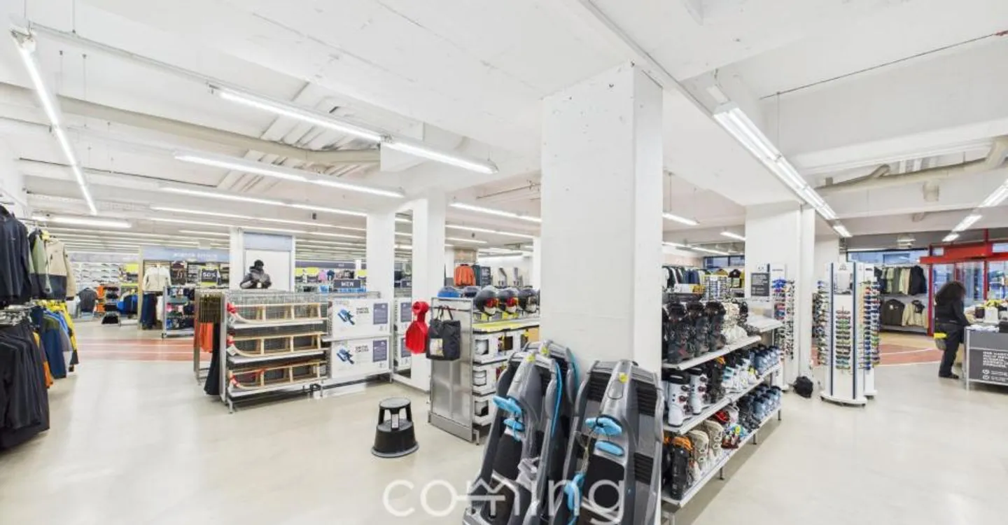 Ben visibile e senza barriere - 340 m² di spazio commerciale al piano terra di Visp - Foto 11 di 12