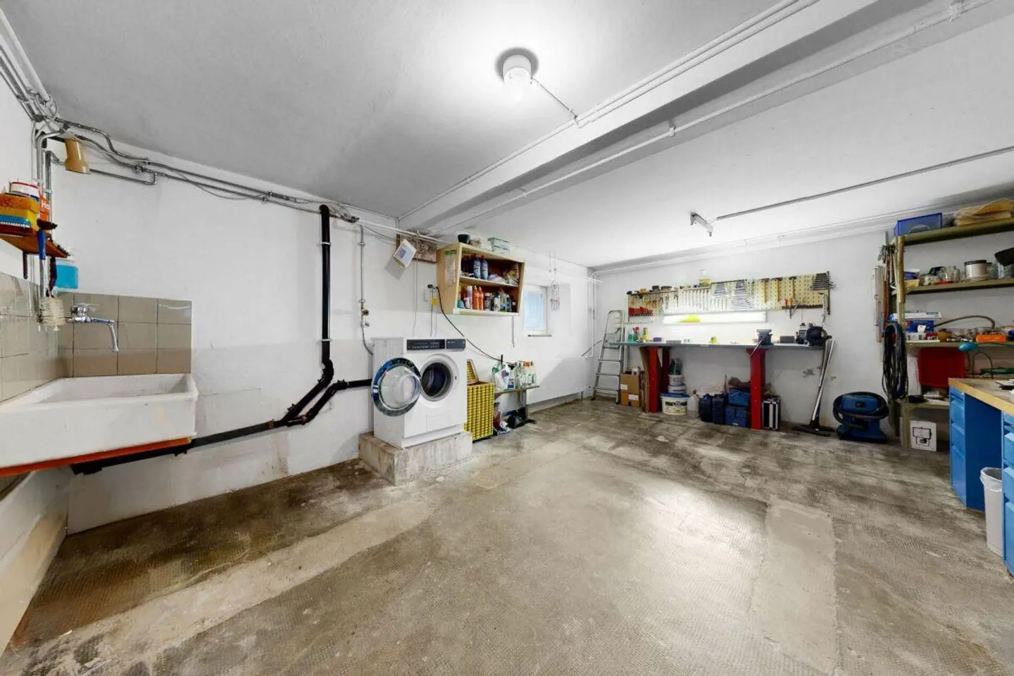 Maison individuelle spacieuse avec espace extérieur polyvalent, place de parking et abri/garage supplémentaire - Photo 7 sur 23