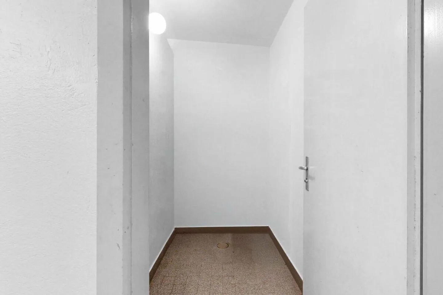 Maison individuelle spacieuse avec espace extérieur polyvalent, place de parking et abri/garage supplémentaire - Photo 13 sur 23