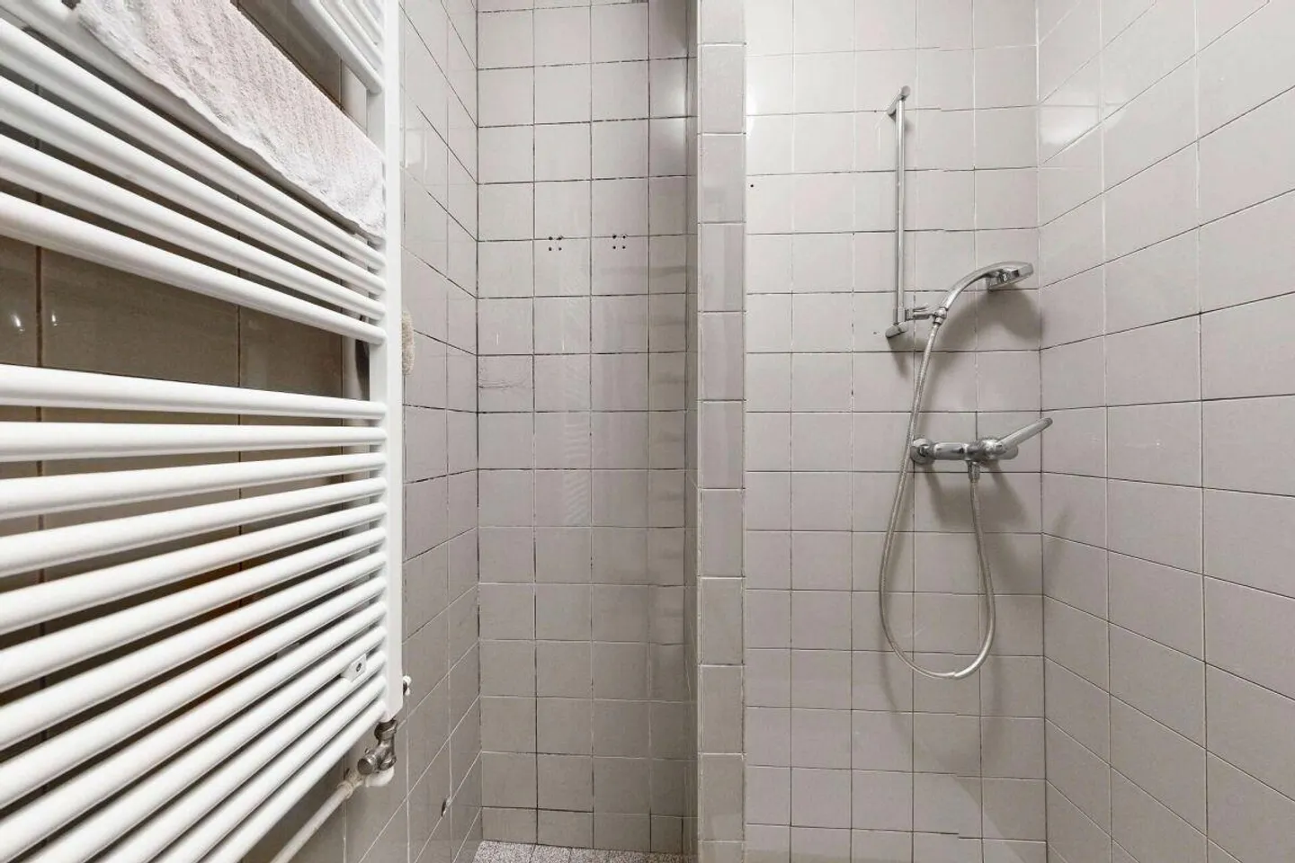 Maison individuelle spacieuse avec espace extérieur polyvalent, place de parking et abri/garage supplémentaire - Photo 15 sur 23