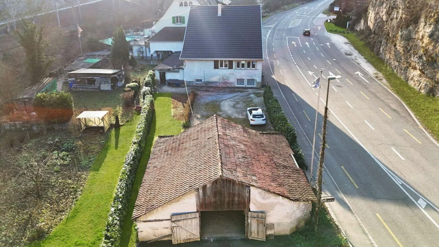 Maison individuelle spacieuse avec espace extérieur polyvalent, place de parking et abri/garage supplémentaire - Photo 19 sur 23