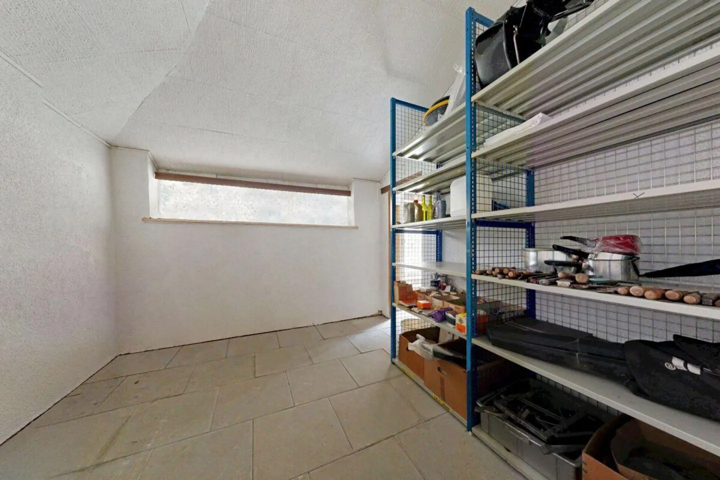 Maison individuelle spacieuse avec espace extérieur polyvalent, place de parking et abri/garage supplémentaire - Photo 22 sur 23