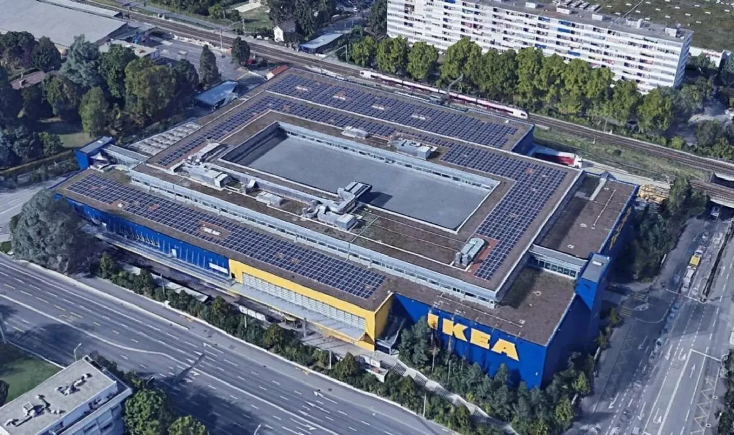 5000 m² located in the heart of a dynamic area - Photo 1 of 8