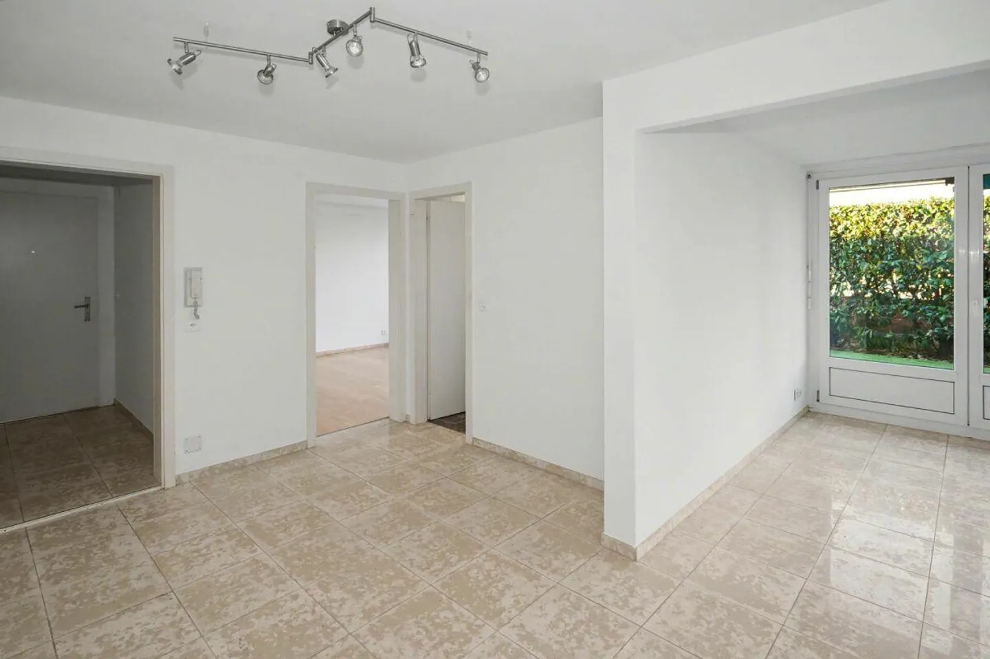 Appartement de terrasse 2,5 pièces à louer à Binningen - Photo 5 sur 10