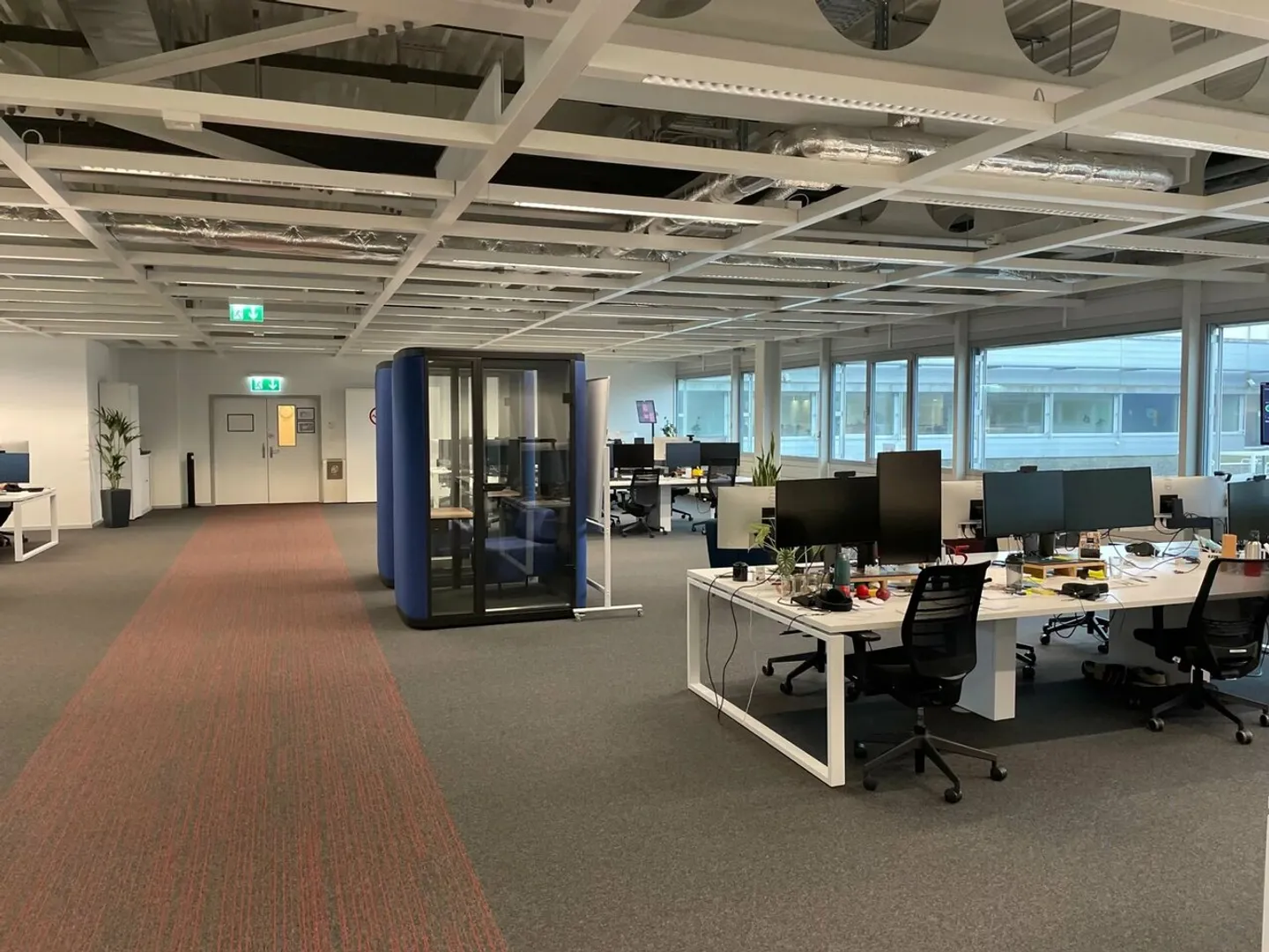 5000 m² located in the heart of a dynamic area - Photo 6 of 8