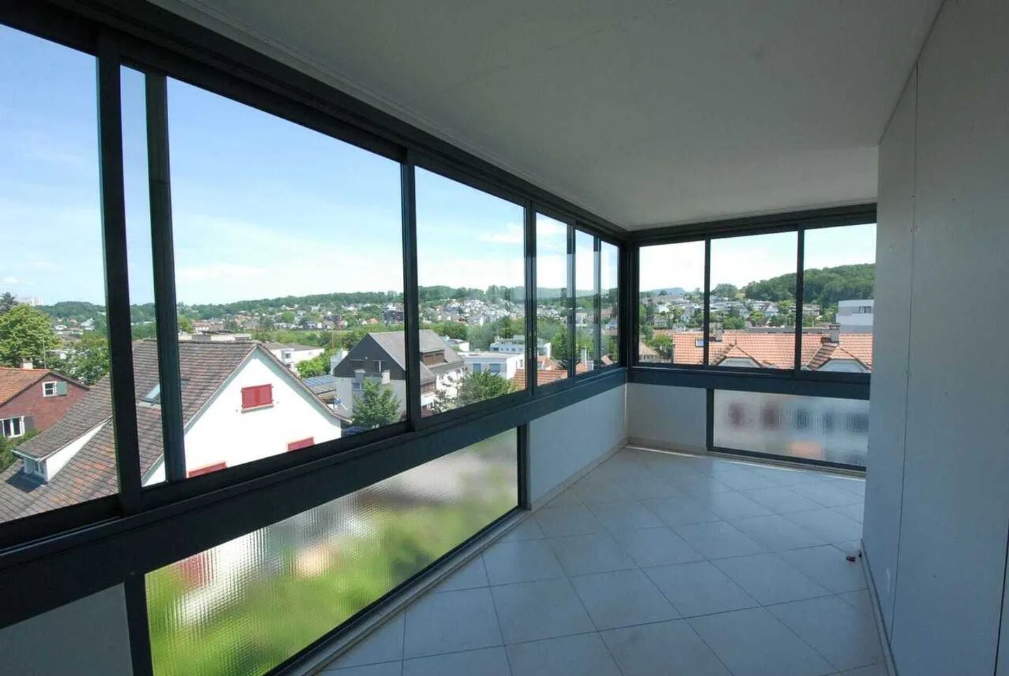 Appartement lumineux de 4 pièces avec grand balcon à Oberwil à vendre - Photo 1 sur 13