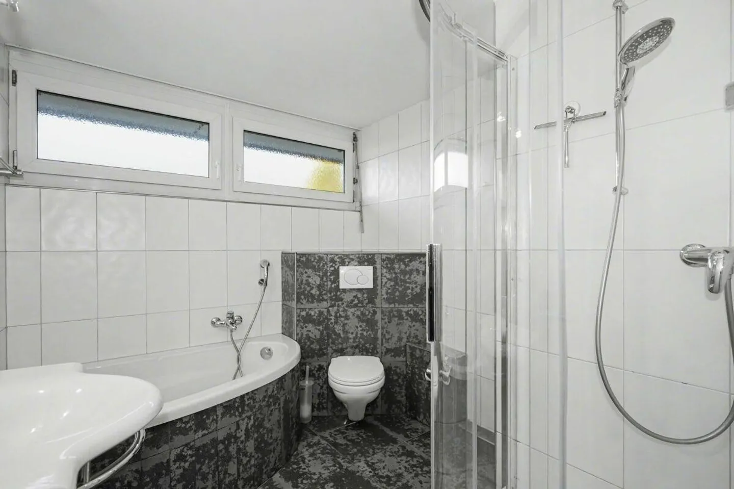 Appartement de terrasse 2,5 pièces à louer à Binningen - Photo 7 sur 10