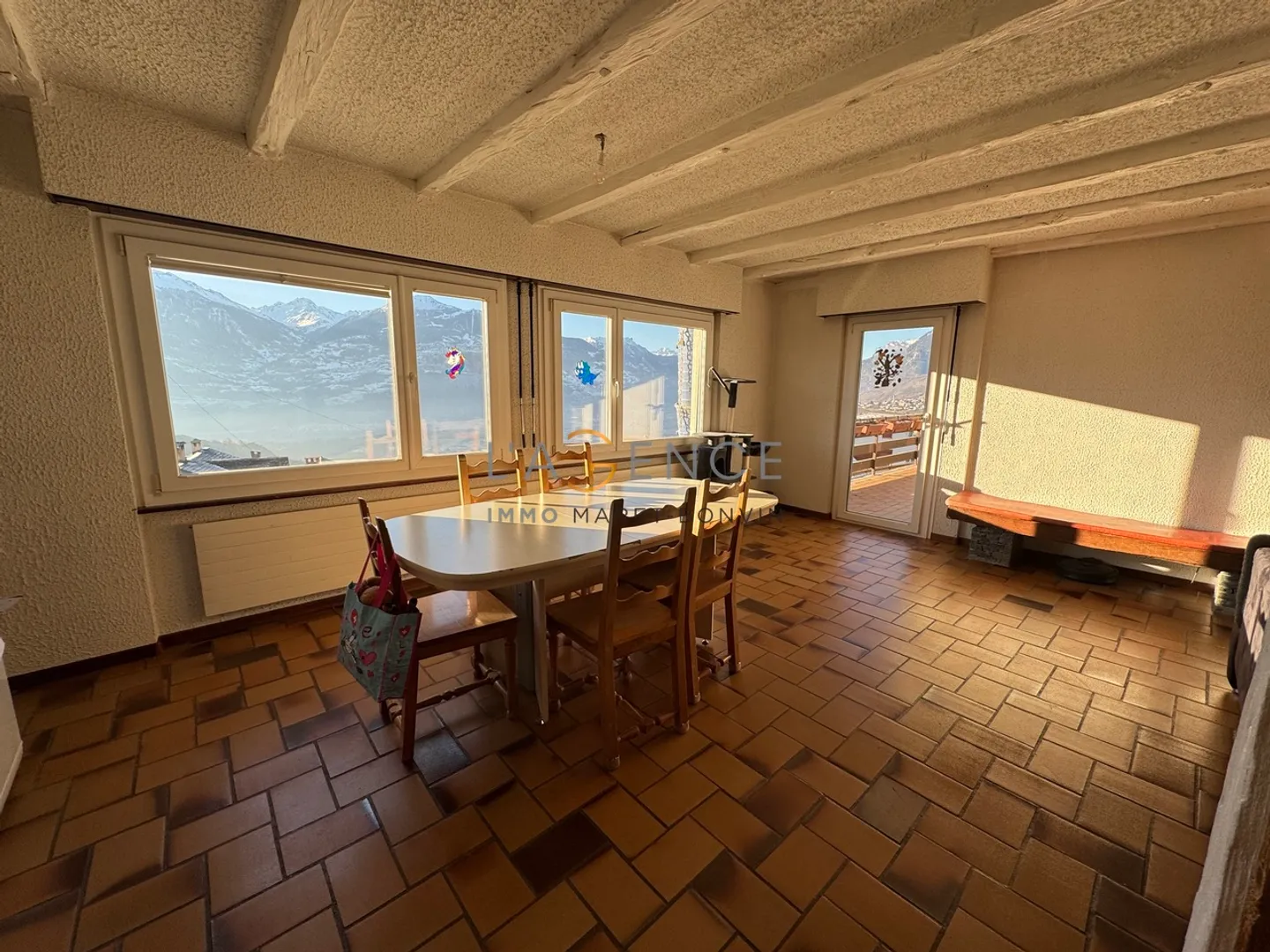 Appartement de 4.5 pièces  avec splendide vue sur la vallée du Rhône ! - Photo 2 sur 6