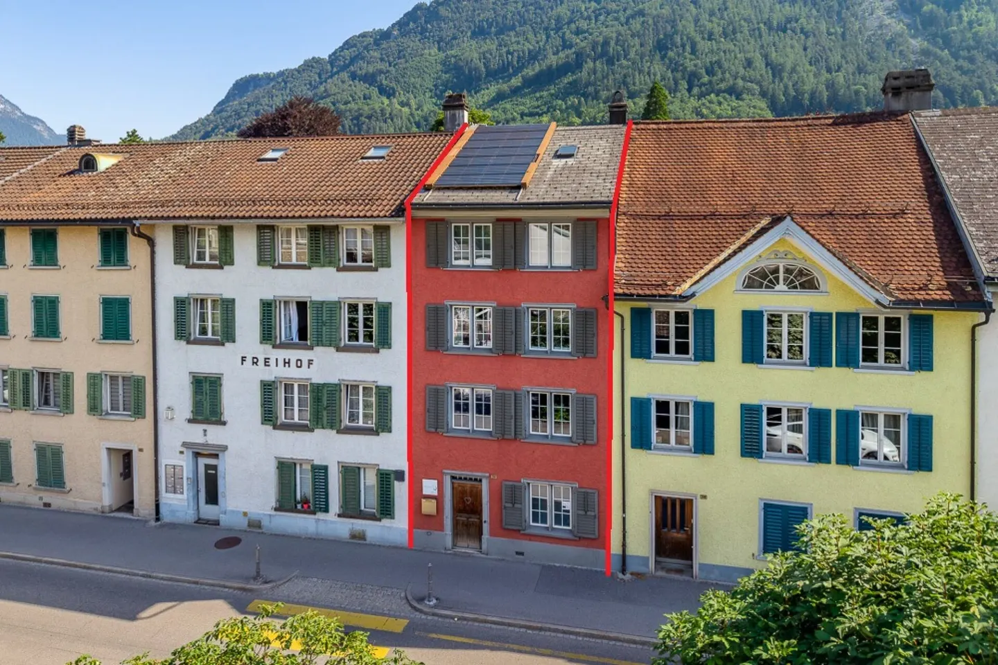 Maison individuelle en rangée attrayante de 6,5 pièces à louer à Ennenda près de Glarus - Photo 1 sur 12