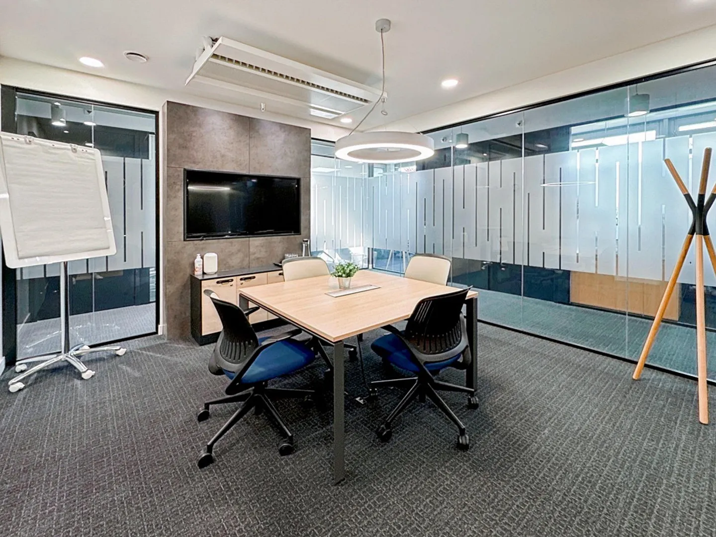 Accès tout inclus aux espaces de bureau professionnels pour 2 à Regus Meyrin - Photo 7 sur 16