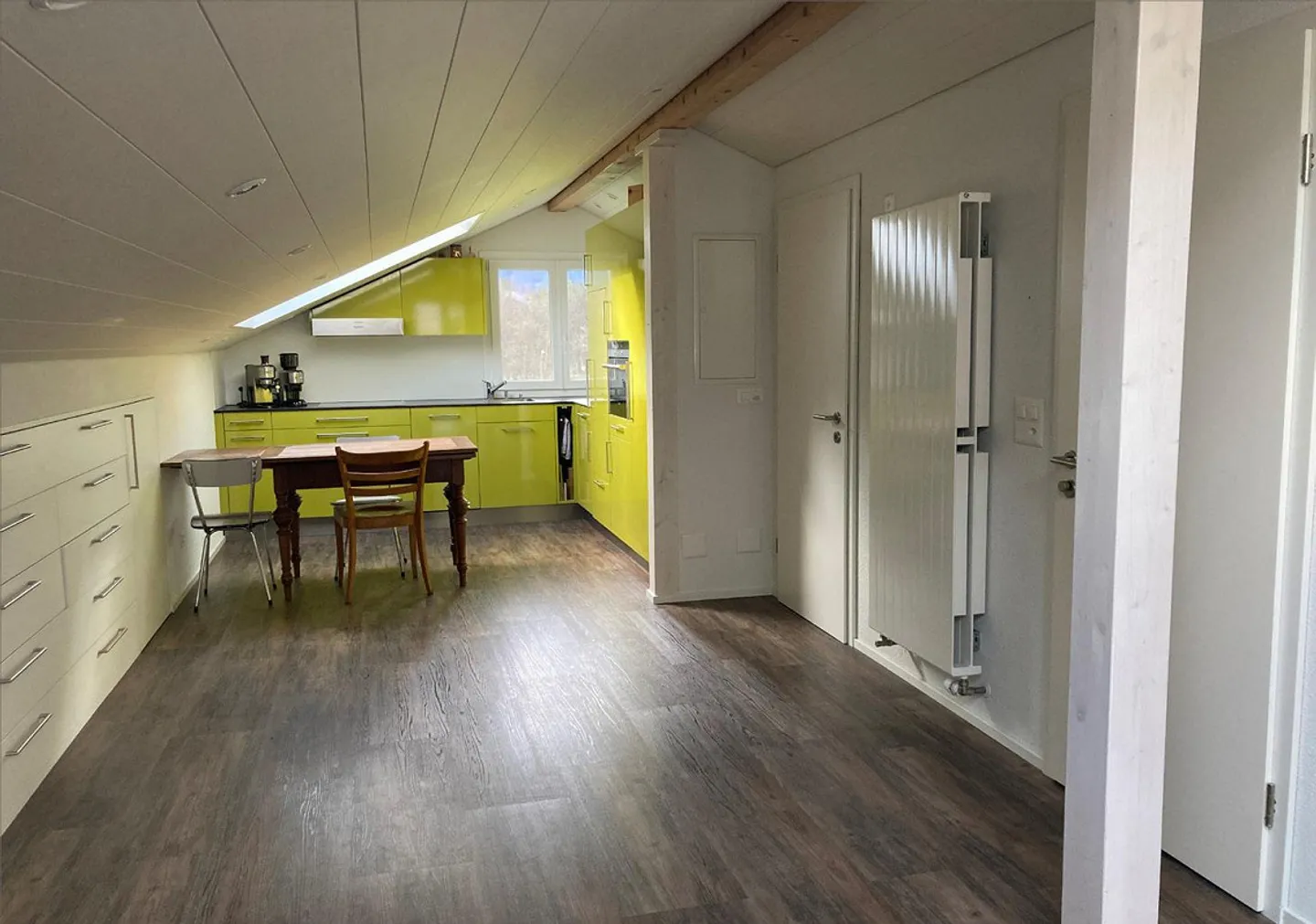 Appartement moderne sous les toits à louer à Schattdorf - Photo 1 sur 8