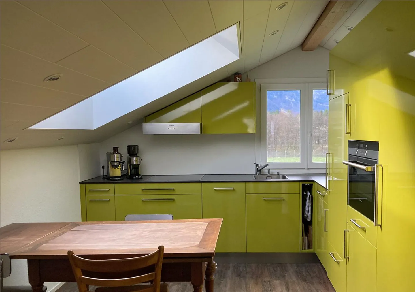 Appartement moderne sous les toits à louer à Schattdorf - Photo 2 sur 8