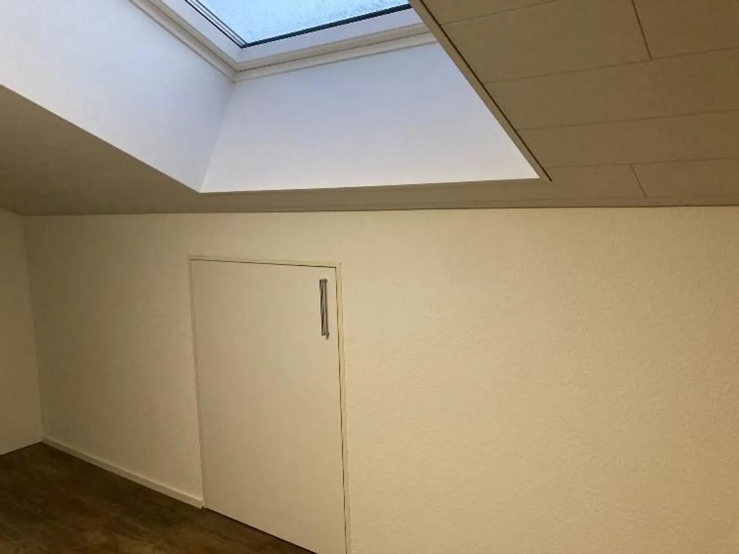 Appartement moderne sous les toits à louer à Schattdorf - Photo 4 sur 8