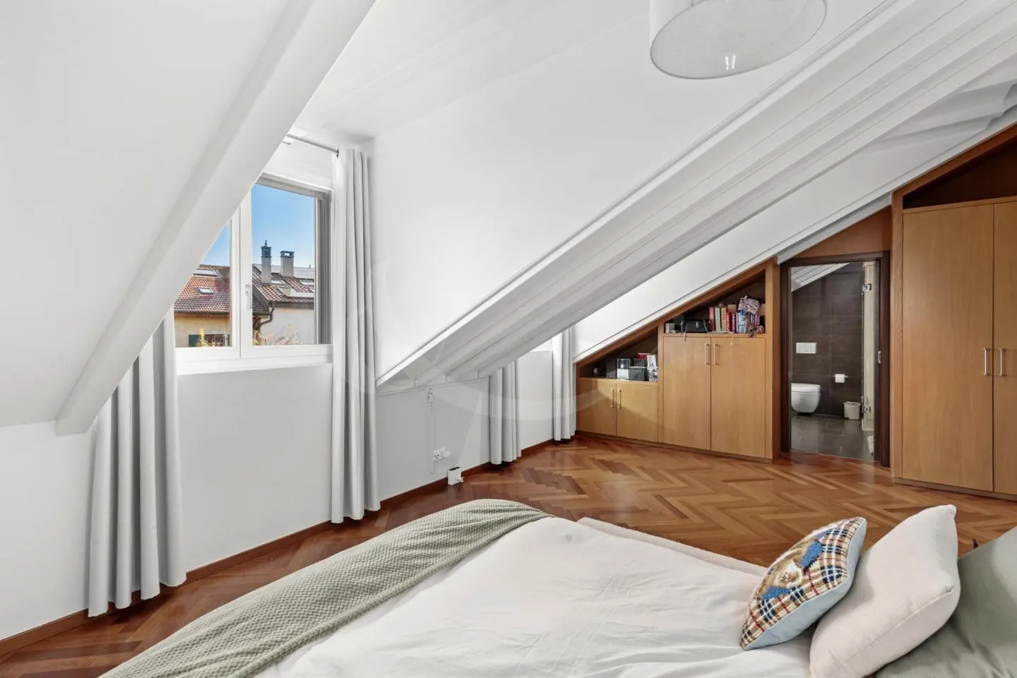 Anières village, A rare penthouse facing the Lake - Photo 9 of 13