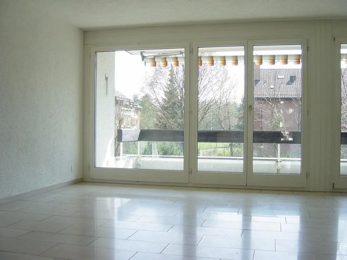 Geräumige Wohnung mit Cheminée - Foto 3 von 7