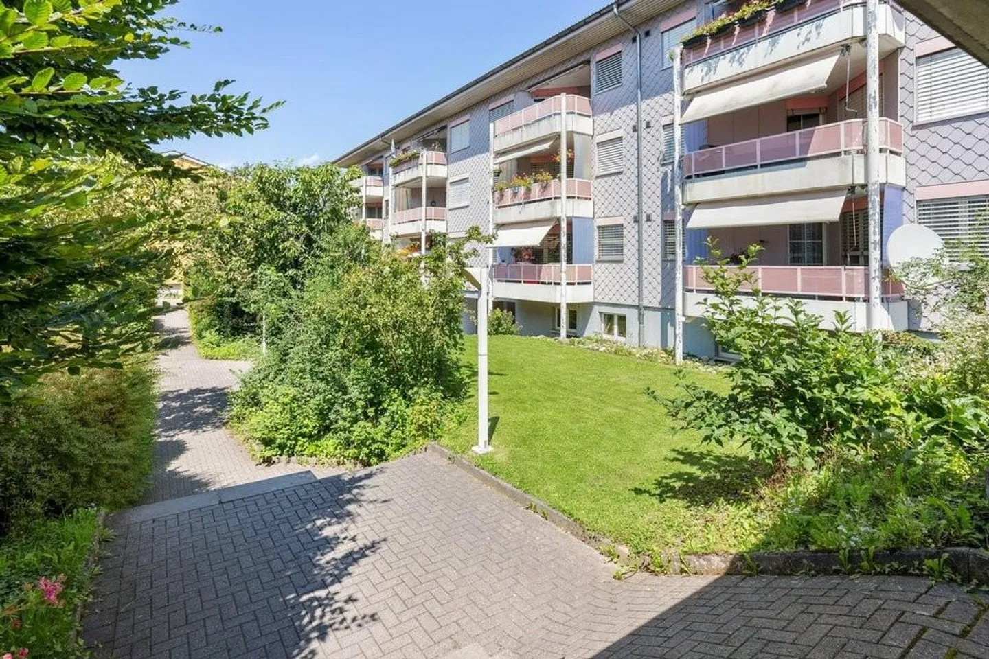 Appartamento luminoso in un'area residenziale ben tenuta - Foto 1 di 10