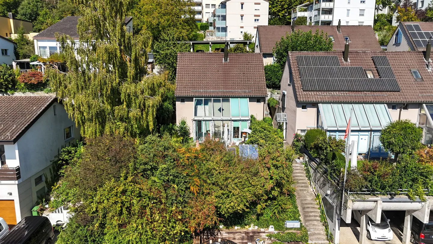 Freihstehendes Einfamilienhaus an sonniger Südhanglage mit naturnahem Garten - Foto 11 von 12