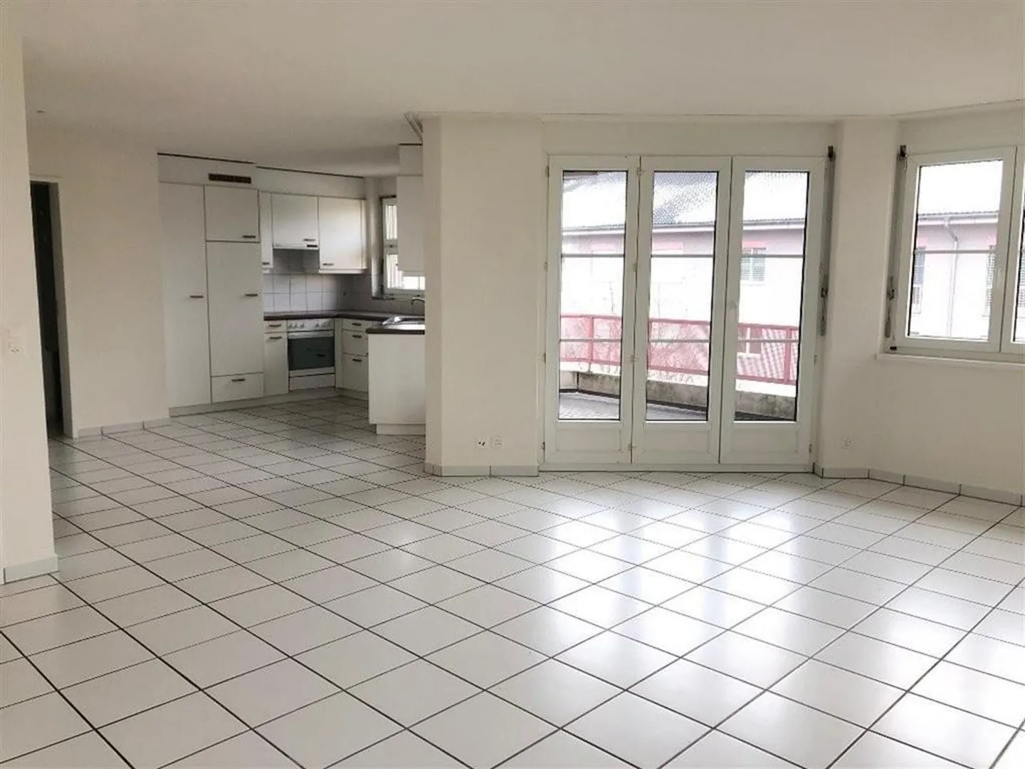 Appartamento luminoso in un'area residenziale ben tenuta - Foto 3 di 10