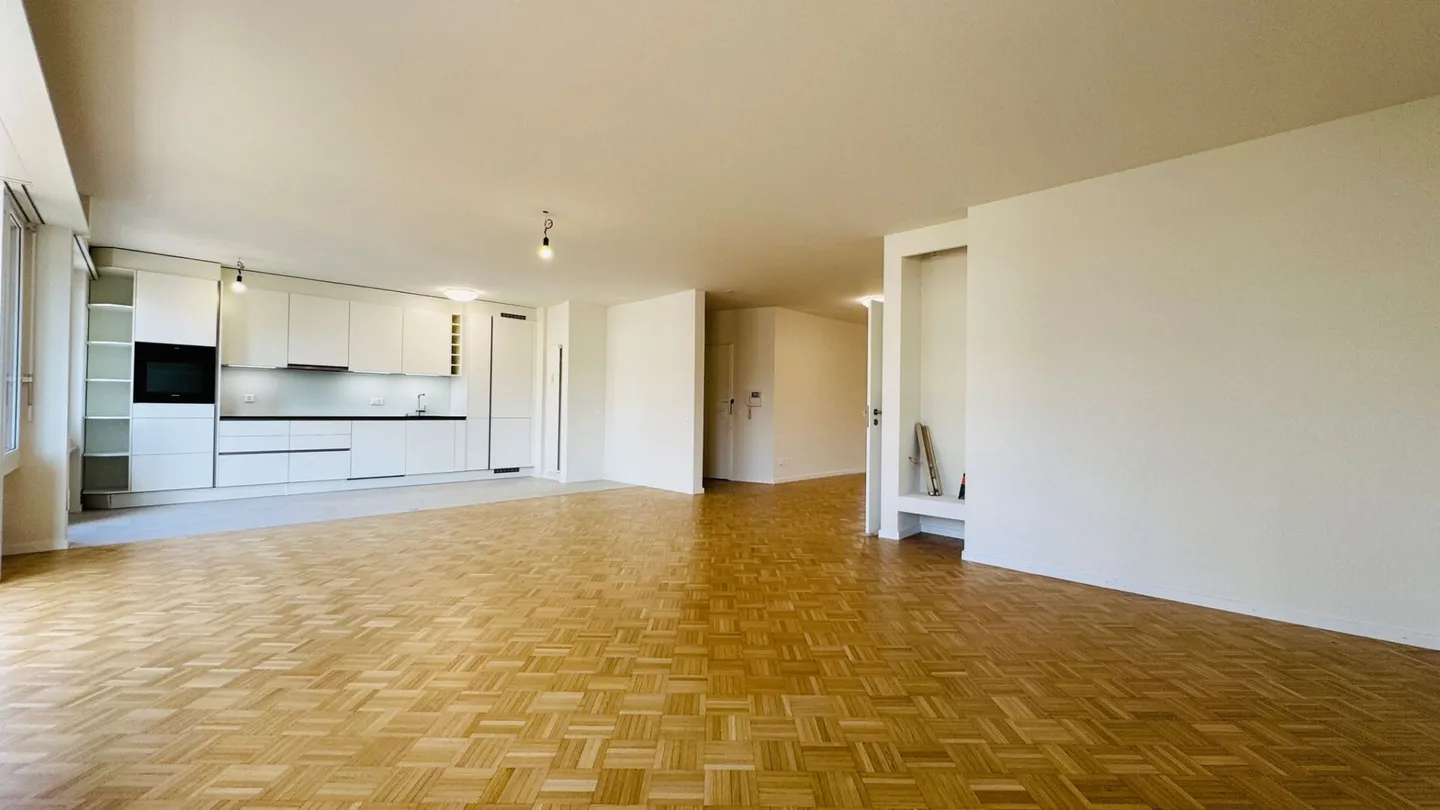 Completely renovated 4.5-room apartment with 2 bathrooms, 2 balconies, and 1 underground parking space - Photo 8 of 18