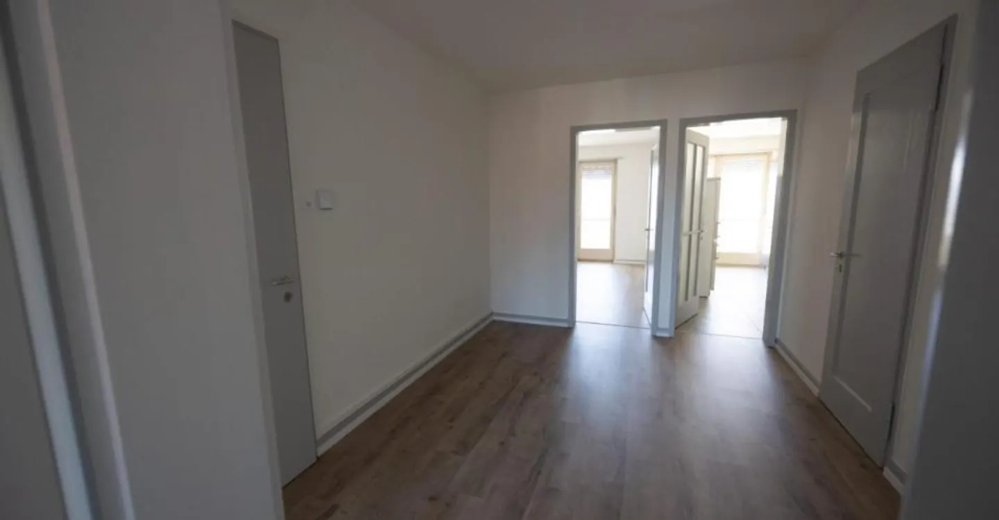 3,5-Zimmer-Wohnung im 4. Stock mit Aufzug - Foto 3 von 17