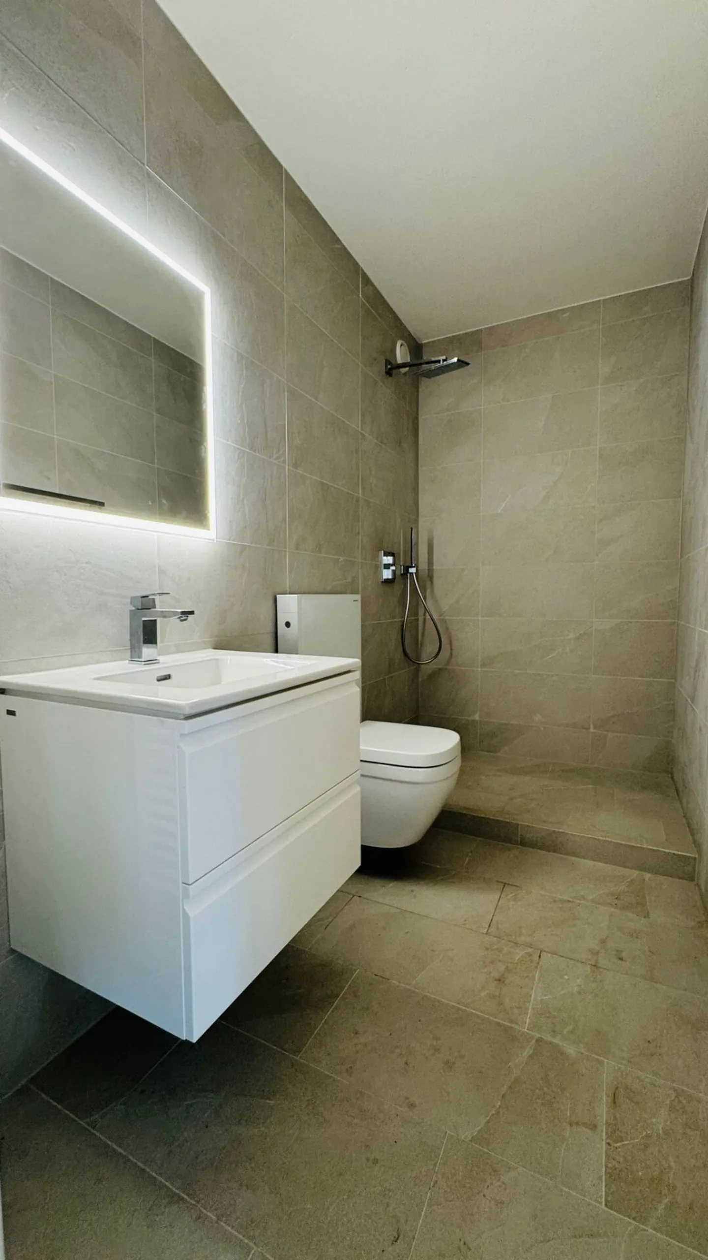 Completely renovated 4.5-room apartment with 2 bathrooms, 2 balconies, and 1 underground parking space - Photo 6 of 18