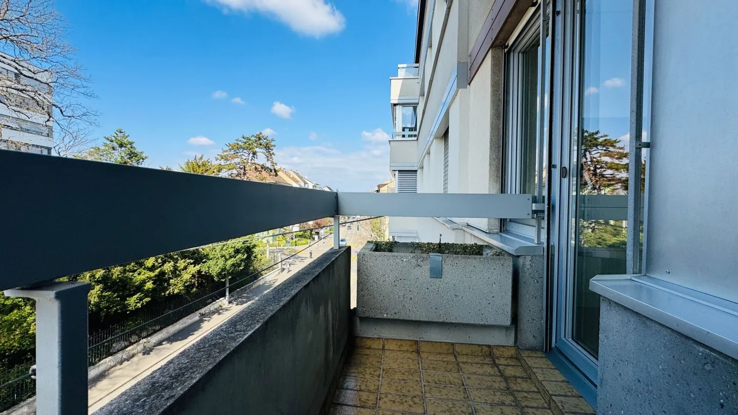 Completely renovated 4.5-room apartment with 2 bathrooms, 2 balconies, and 1 underground parking space - Photo 12 of 18