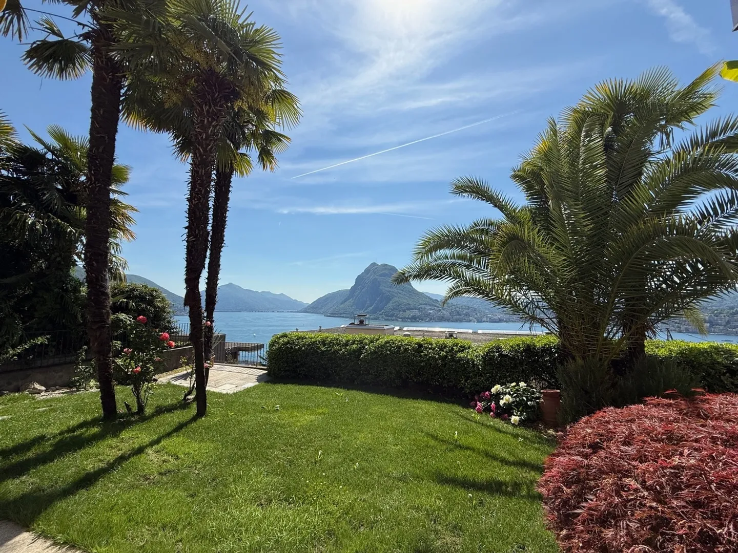 APPARTEMENT MAGNIFIQUE AVEC JARDIN BIEN ENTRETIEN ET VUE SUR LE LAC - Photo 3 sur 9