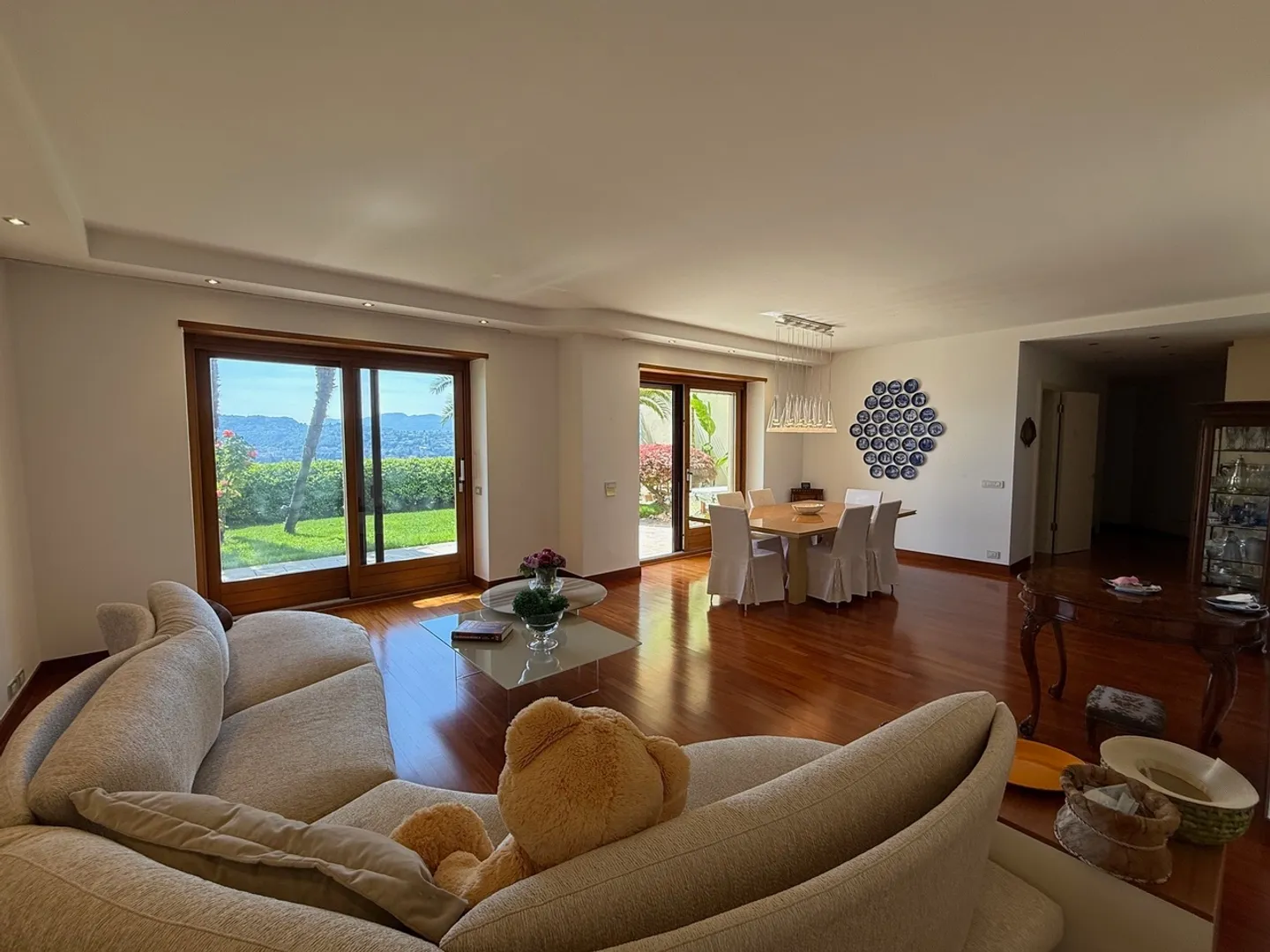 APPARTEMENT MAGNIFIQUE AVEC JARDIN BIEN ENTRETIEN ET VUE SUR LE LAC - Photo 5 sur 9