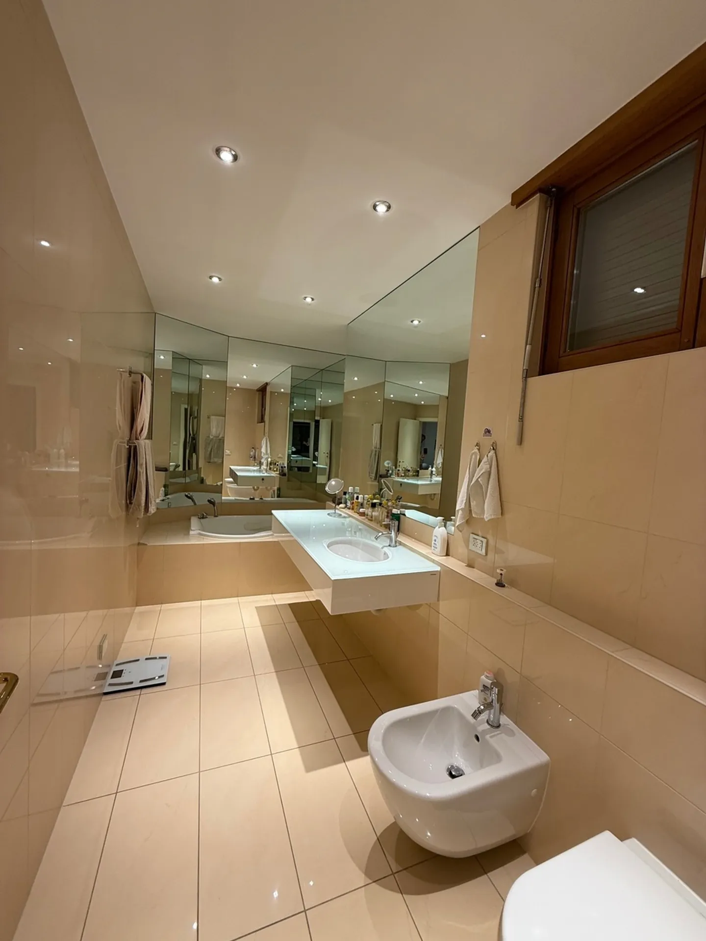 APPARTEMENT MAGNIFIQUE AVEC JARDIN BIEN ENTRETIEN ET VUE SUR LE LAC - Photo 7 sur 9