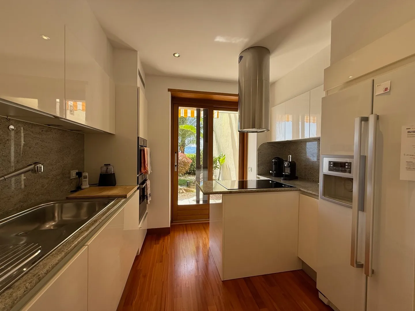 APPARTEMENT MAGNIFIQUE AVEC JARDIN BIEN ENTRETIEN ET VUE SUR LE LAC - Photo 6 sur 9