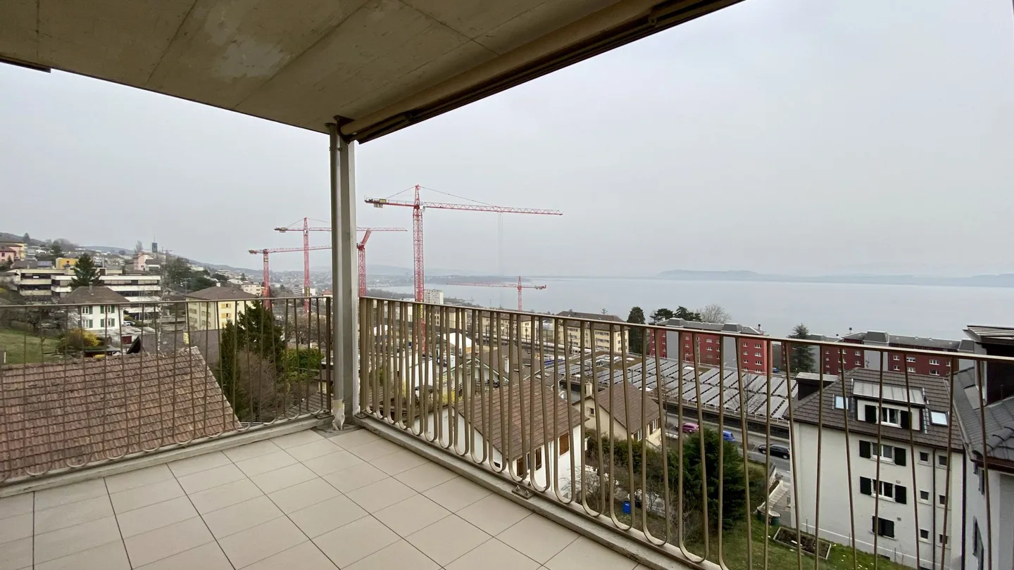 Ampio appartamento 2.5 con balcone e vista lago - Foto 6 di 10
