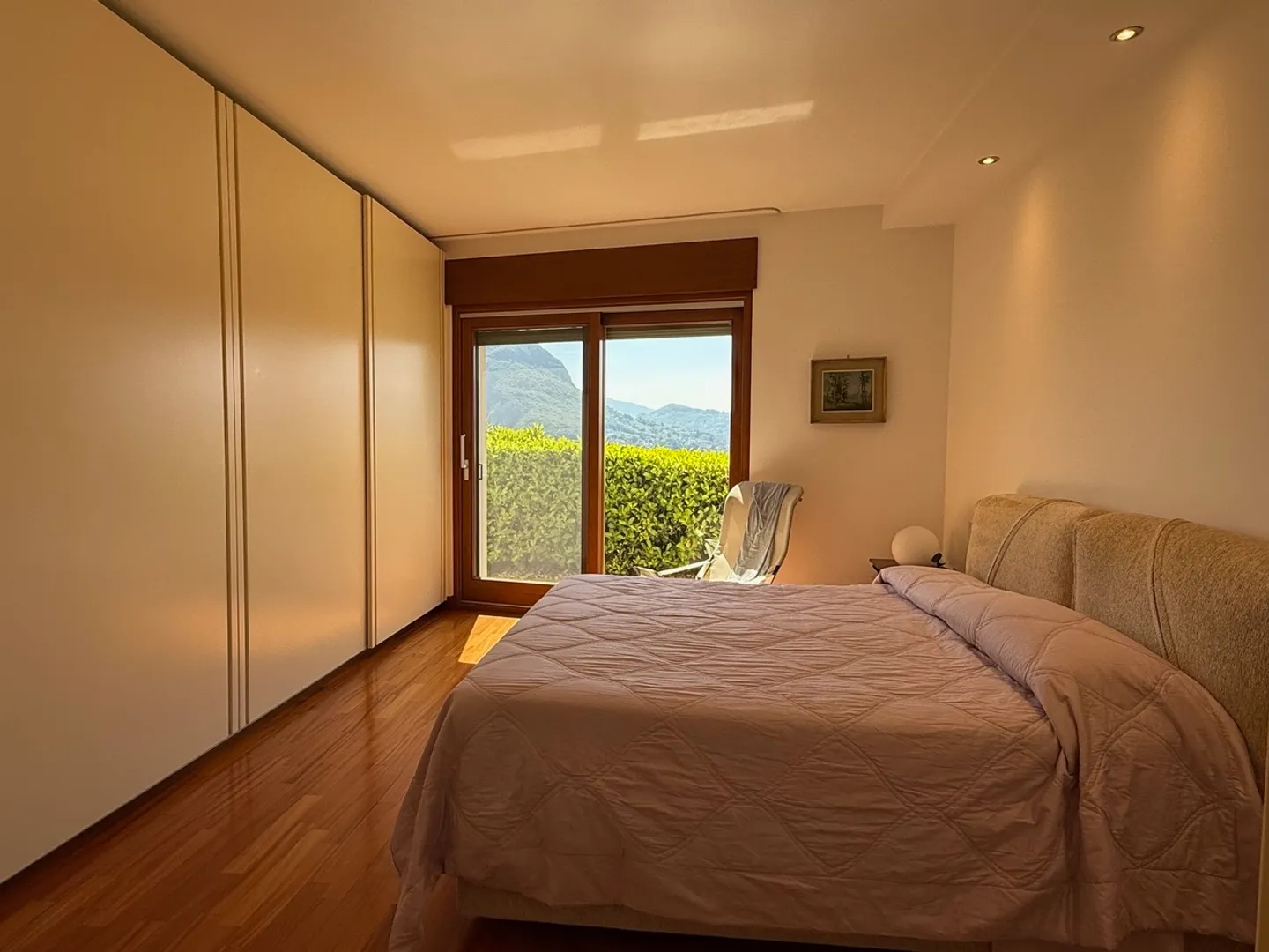 APPARTEMENT MAGNIFIQUE AVEC JARDIN BIEN ENTRETIEN ET VUE SUR LE LAC - Photo 9 sur 9