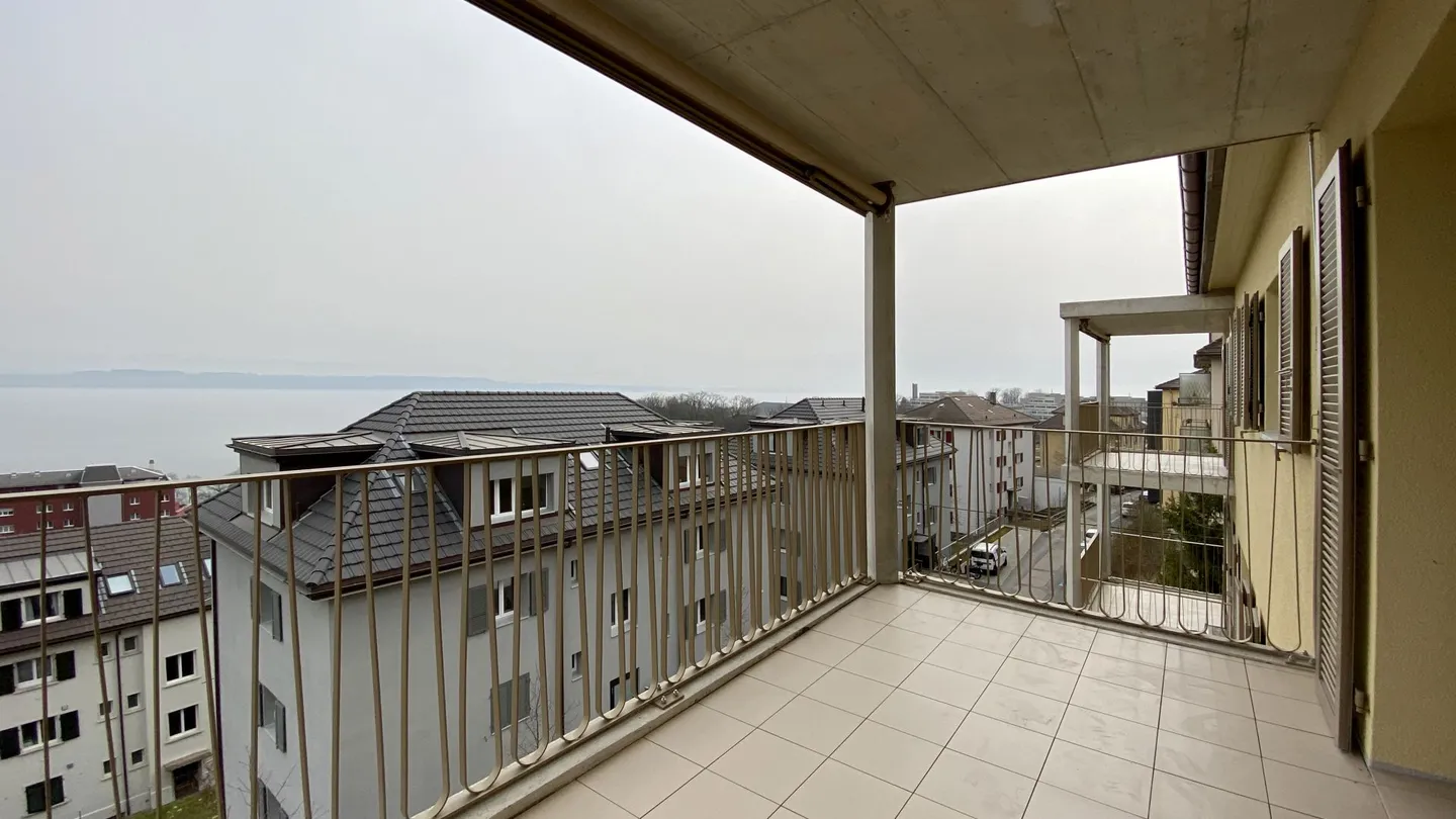 Ampio appartamento 2.5 con balcone e vista lago - Foto 1 di 10