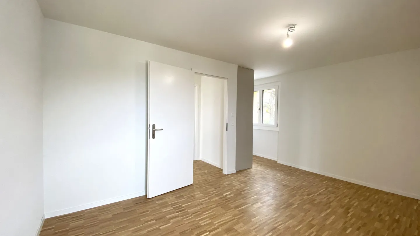 Ampio appartamento 2.5 con balcone e vista lago - Foto 8 di 10