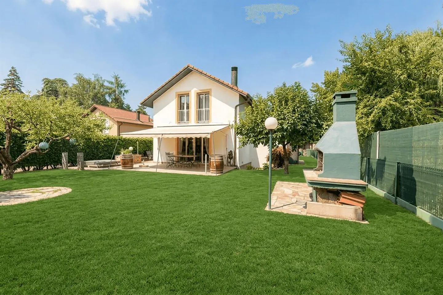 Family villa with tree-lined garden in a residential area of Vernier - Photo 1 of 13