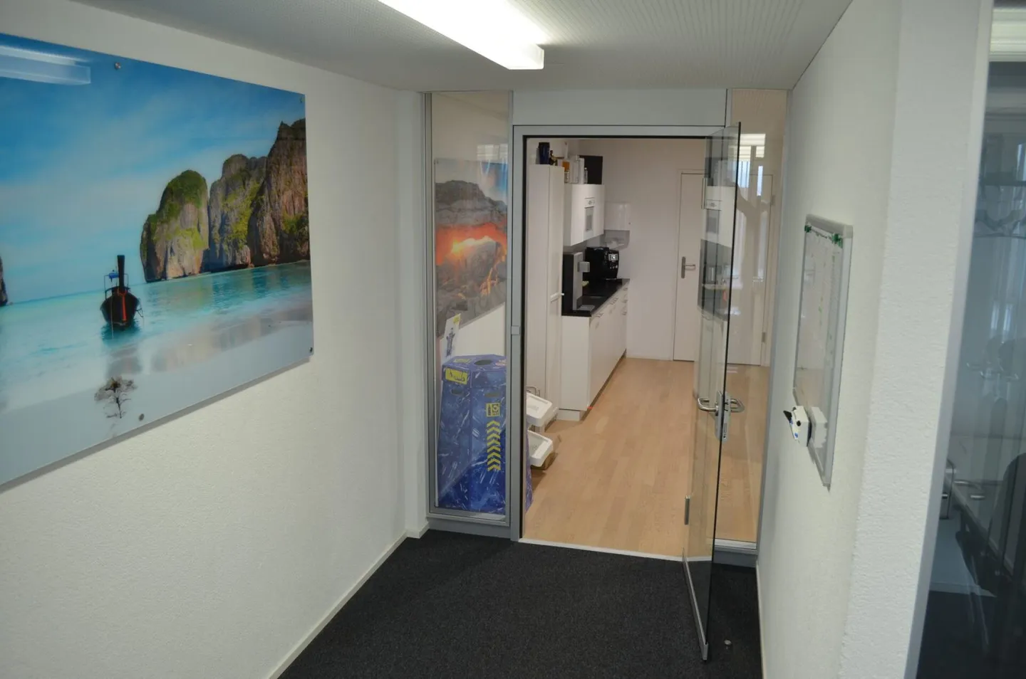 Modernes Büro mit Annehmlichkeiten - Foto 2 von 9