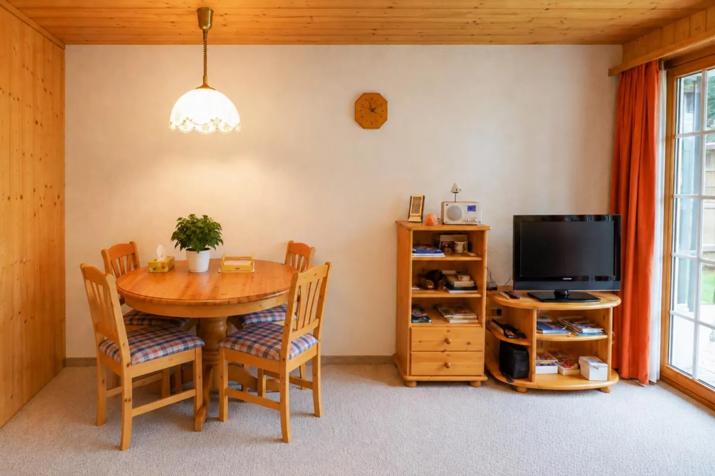Charmante Wohnung im Chaletstil - Foto 3 von 12