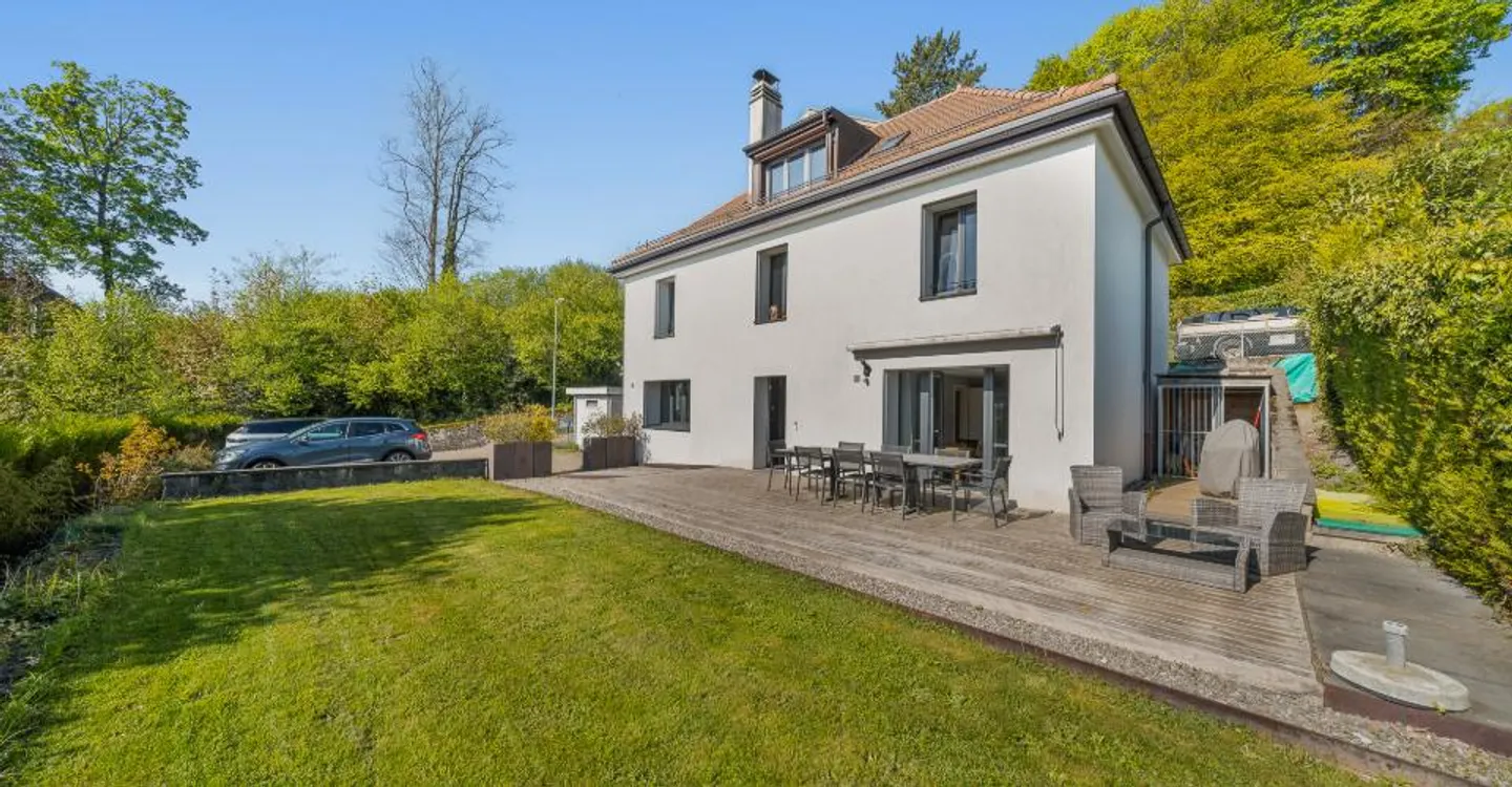 Beautiful detached house with 5.5 rooms + studio with independent access - ideally located near the city center, transport, and amenities - Photo 1 of 16
