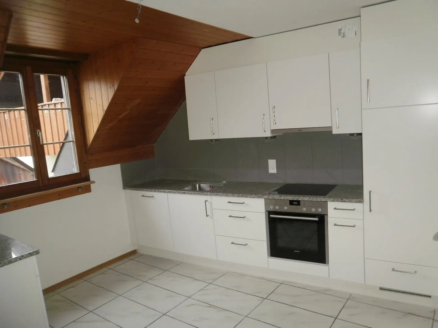 Charmante appartement de 4,5 pièces avec balcon - Photo 2 sur 7