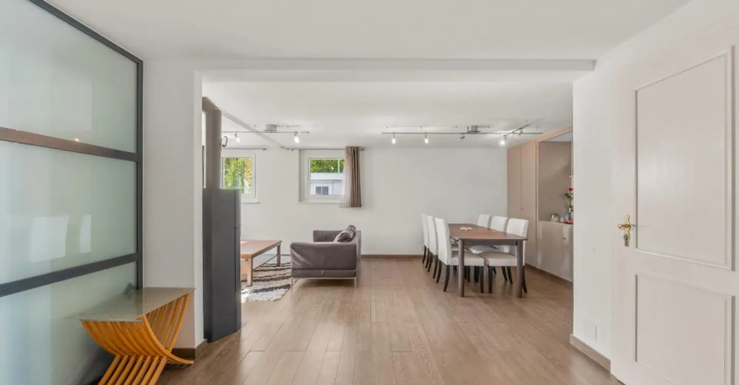 Beautiful detached house with 5.5 rooms + studio with independent access - ideally located near the city center, transport, and amenities - Photo 3 of 16