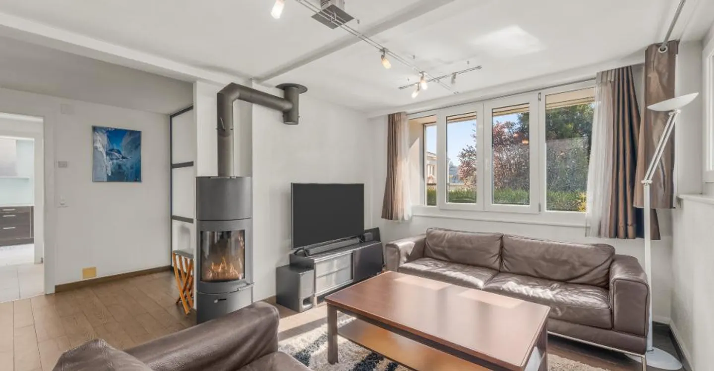 Beautiful detached house with 5.5 rooms + studio with independent access - ideally located near the city center, transport, and amenities - Photo 4 of 16