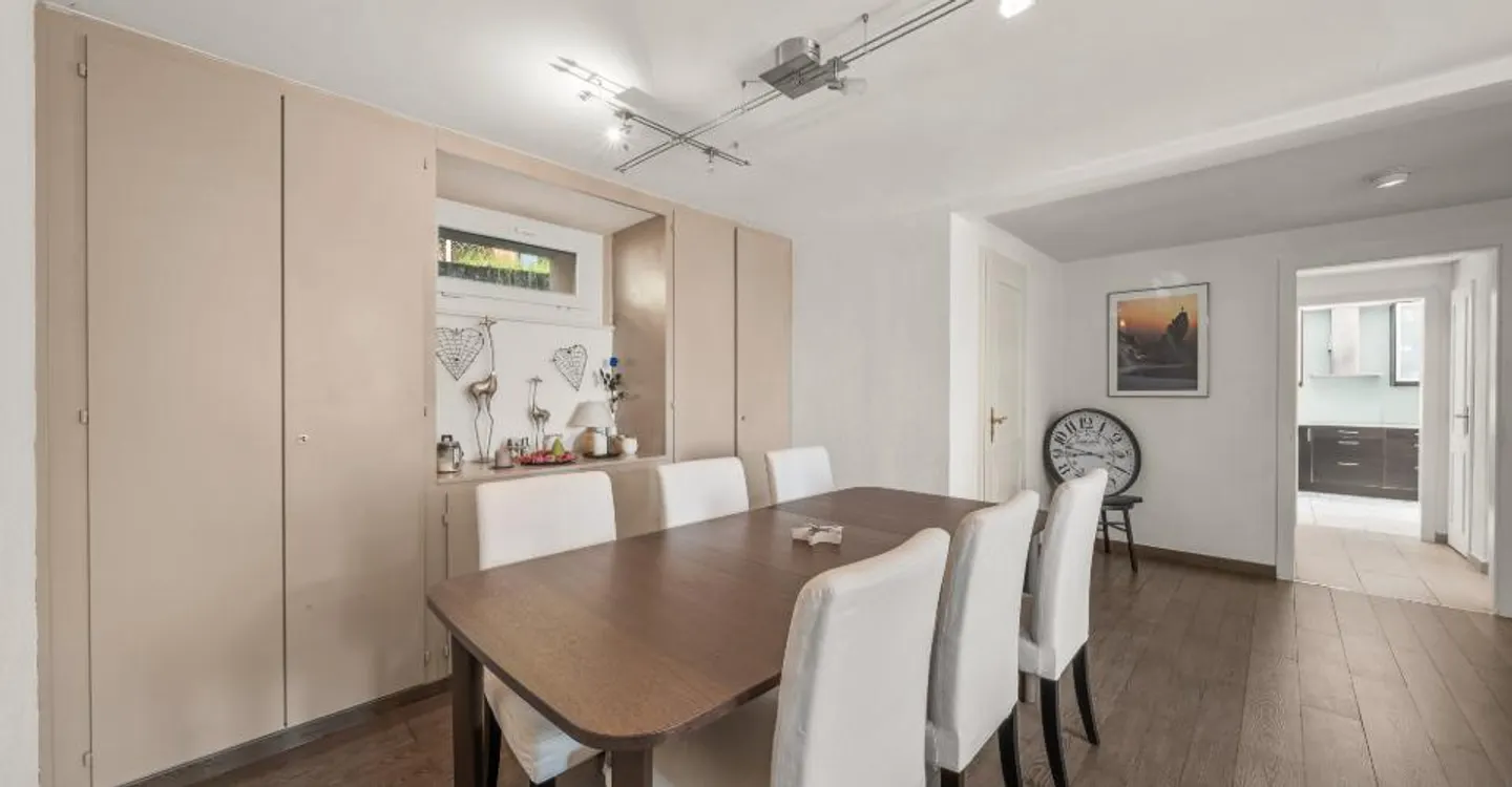 Beautiful detached house with 5.5 rooms + studio with independent access - ideally located near the city center, transport, and amenities - Photo 5 of 16